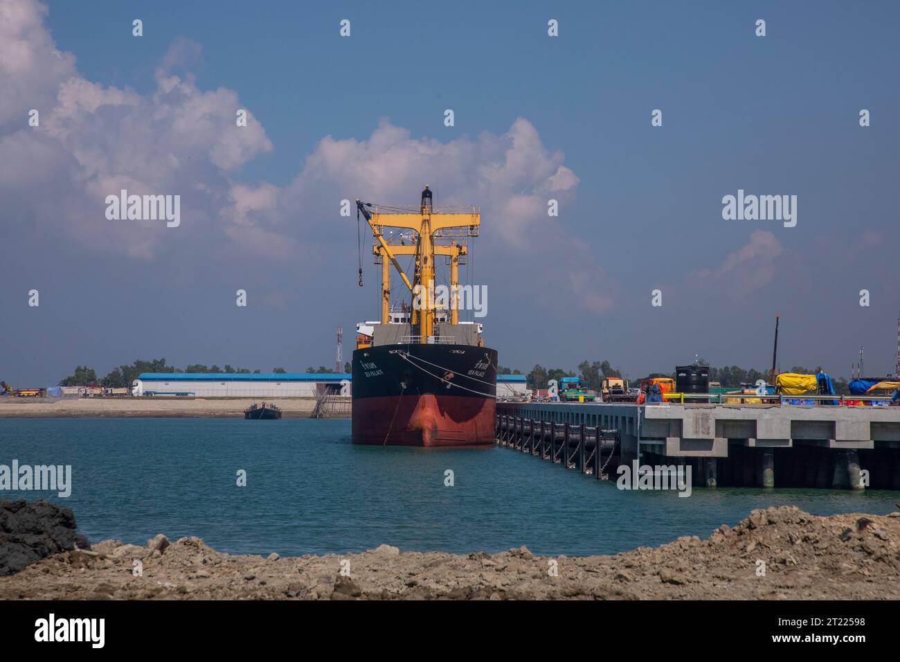 Un navire étranger mouille à la jetée de la centrale électrique de Matarbari, une centrale au charbon de 1 200 MW en construction à Maheshkhali, au Bangladesh. Banque D'Images