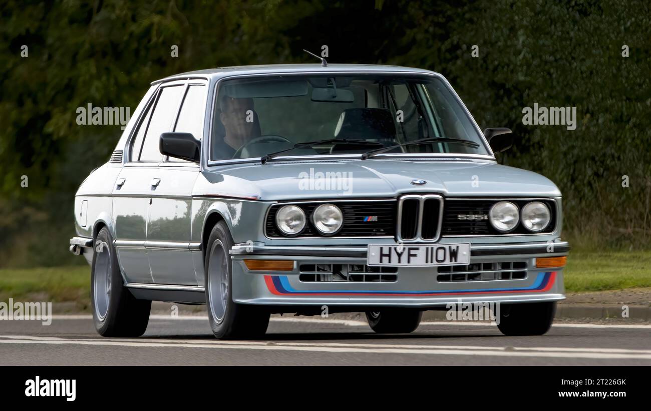 Bicester,Oxon.,UK - Oct 8th 2023 : 1980 bleu BMW série 5 M 535i voiture classique conduisant sur une route de campagne anglaise. Banque D'Images