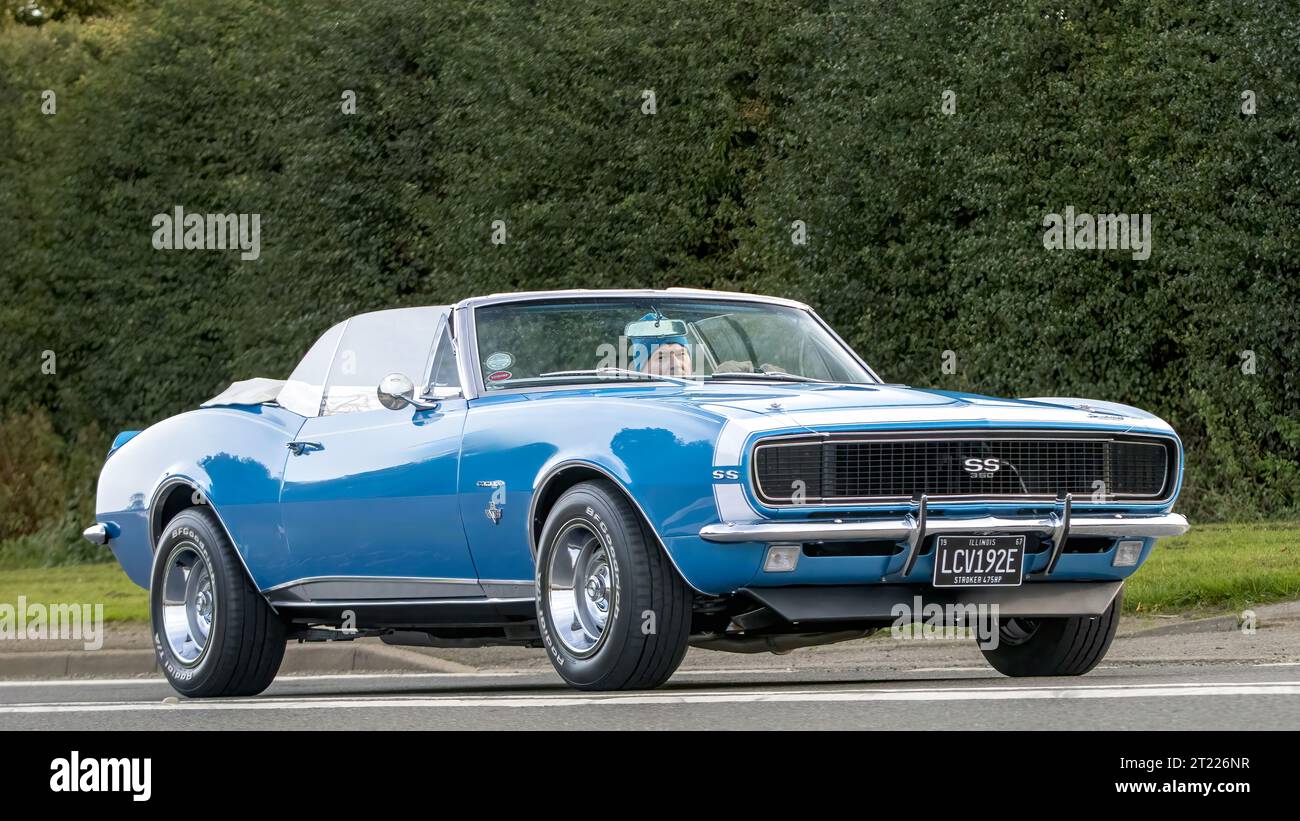 Bicester, Oxon., UK - Oct 8th 2023 : 1967 bleu Chevrolet Camaro voiture classique américaine conduisant sur une route de campagne anglaise. Banque D'Images