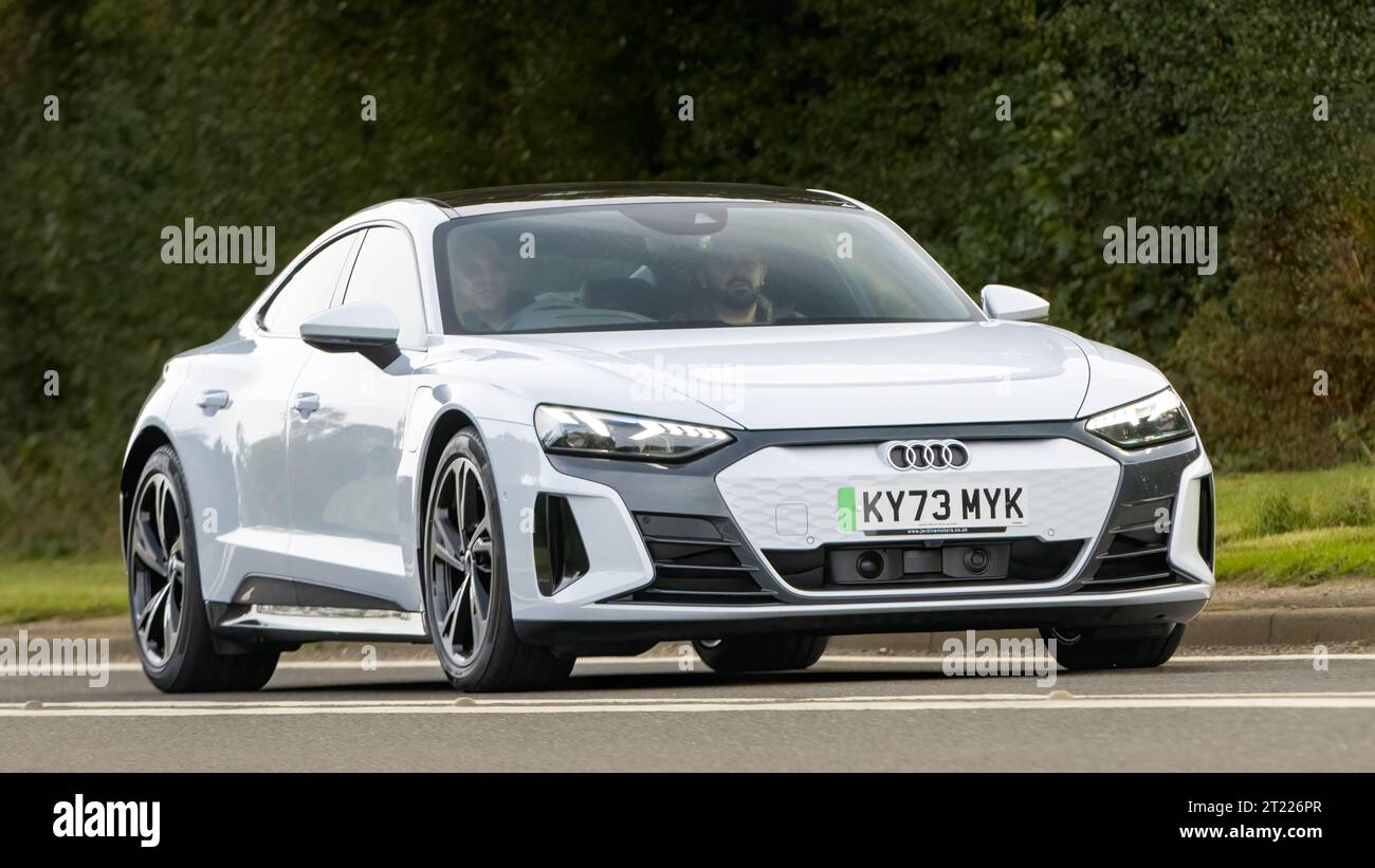 Bicester,Oxon.,UK - Oct 8th 2023 : 2023 Audi e-tron GT quattro voiture électrique conduisant sur une route de campagne anglaise. Banque D'Images