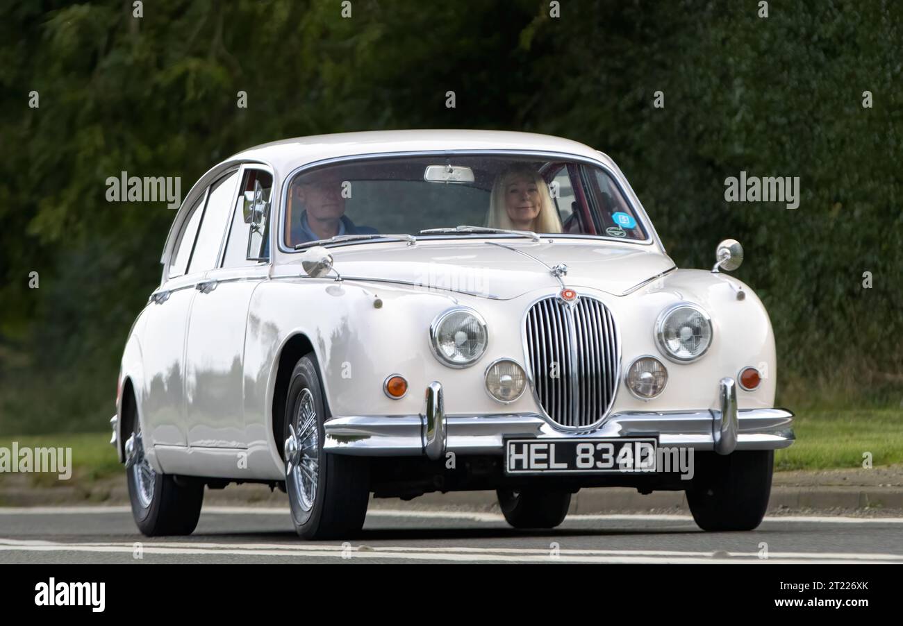 Bicester,Oxon.,UK - Oct 8th 2023 : 1966 blanc Jaguar MK II voiture classique conduisant sur une route de campagne anglaise. Banque D'Images