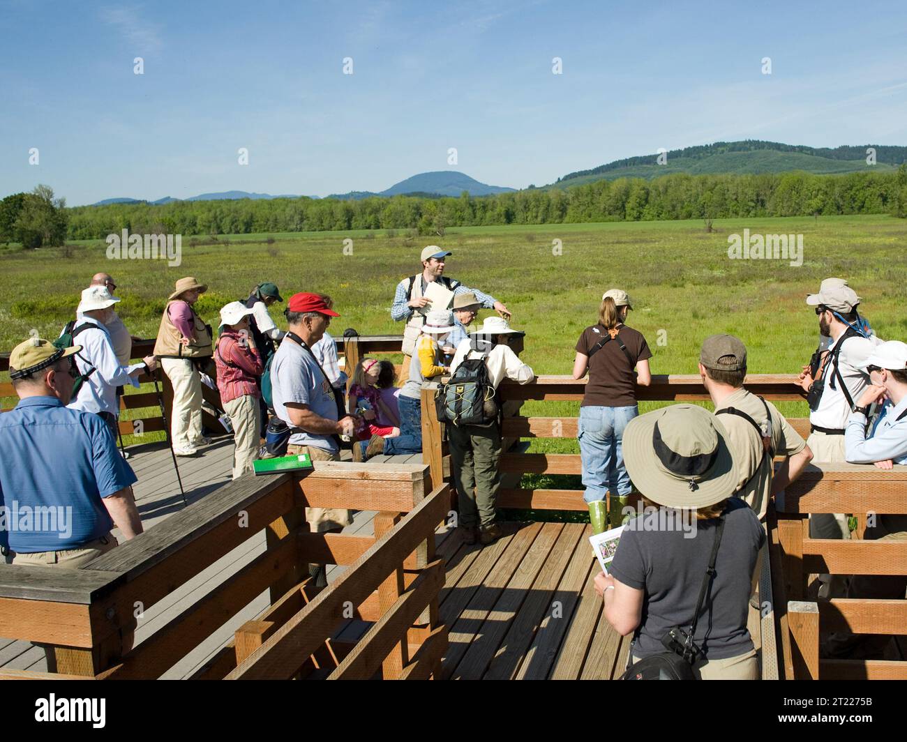 Un groupe de visiteurs profite d'une promenade florale au William L. Finley National Wildlife refuge. Sujets : fleurs sauvages ; observation de la faune ; refuges de la faune ; connecter les gens à la nature. Localisation : Oregon. Site du Fish and Wildlife Service : REFUGE FAUNIQUE NATIONAL WILLIAM L. FINLEY. . 1998 - 2011. Banque D'Images