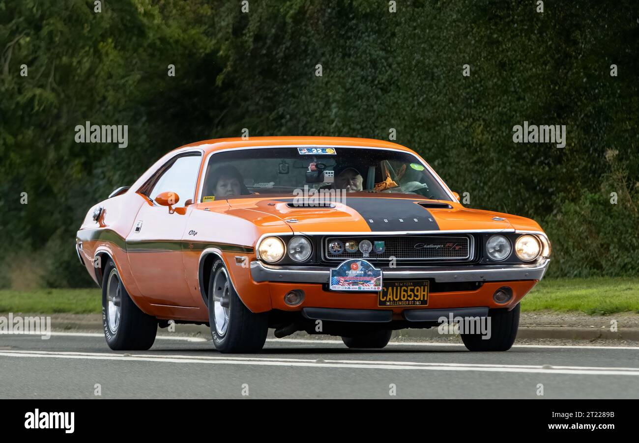 Bicester,Oxon.,UK - Oct 8th 2023 : 1970 orange Dodge Challenger voiture classique américaine conduisant sur une route de campagne anglaise. Banque D'Images