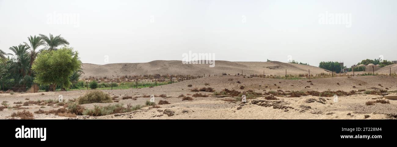 Vue sur les monticules de Birket Habu au complexe du palais d'Amenhotep III à Malkata, au sud de Medinet Habu, Cisjordanie, Louxor, Égypte. Banque D'Images