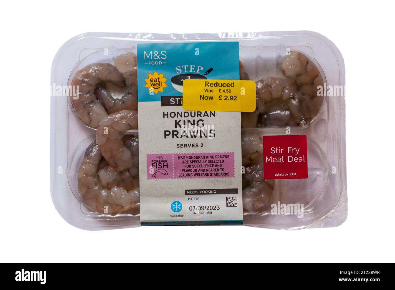 pack de crevettes royales honduriennes de M&S les crevettes royales honduriennes sont spécialement sélectionnées pour leur succulence et leur saveur et élevées selon les normes de bien-être les plus élevées Banque D'Images