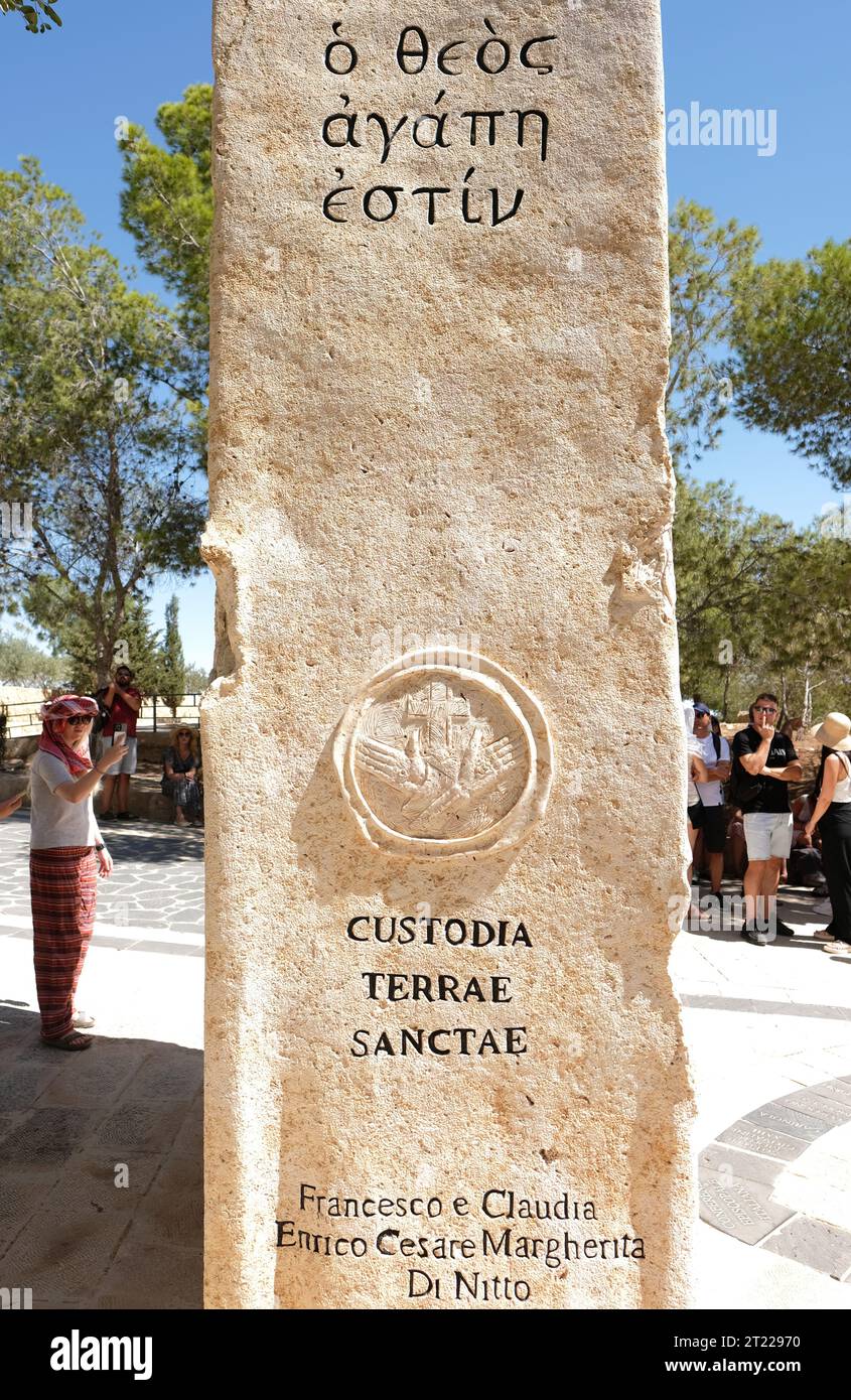 Mont Nebo Jordanie - Monument du Livre de l'Amour parmi les Nations par le sculpteur italien Vincenzo Bianchi au Mont Nebo en août 2023 Banque D'Images