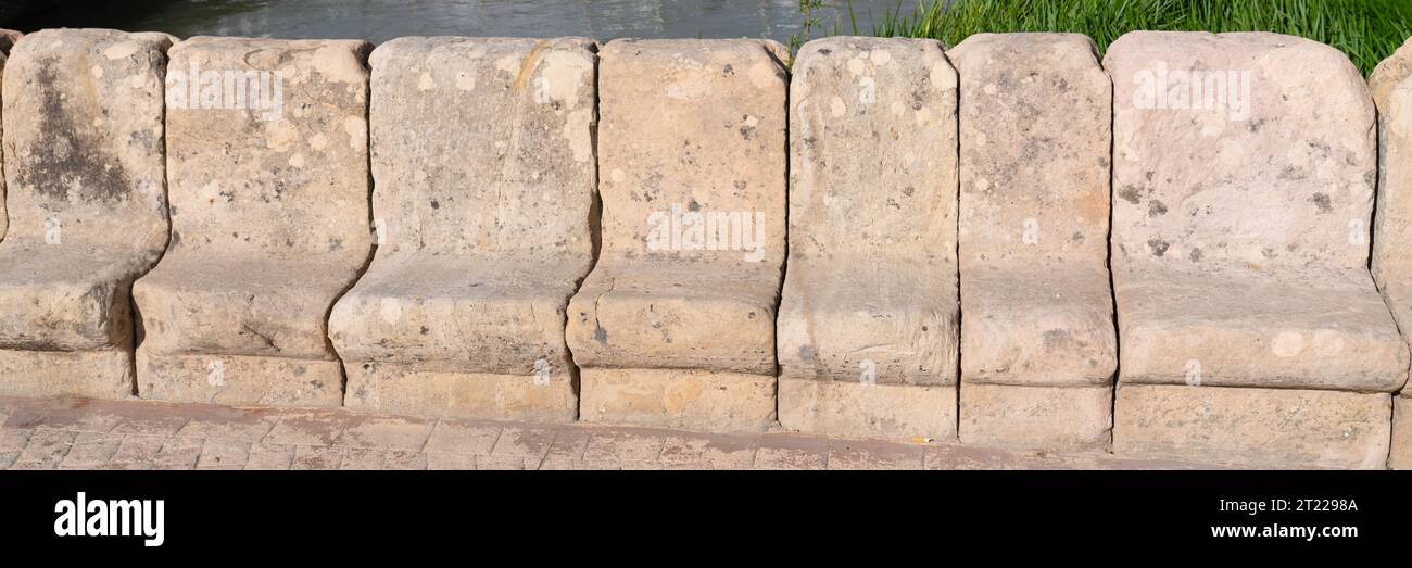 Rangée de sièges en pierre sculptée vieux et rétro travail d'un maçon de pierre qualifié Banque D'Images