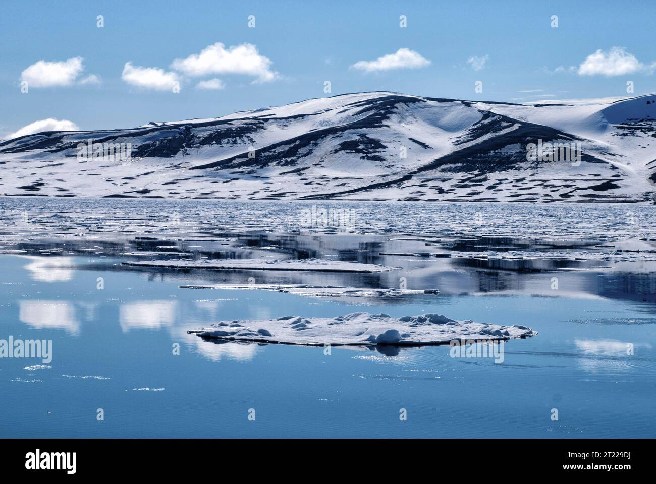 Montagnes et glace de mer à Svalbard, Norvège Banque D'Images