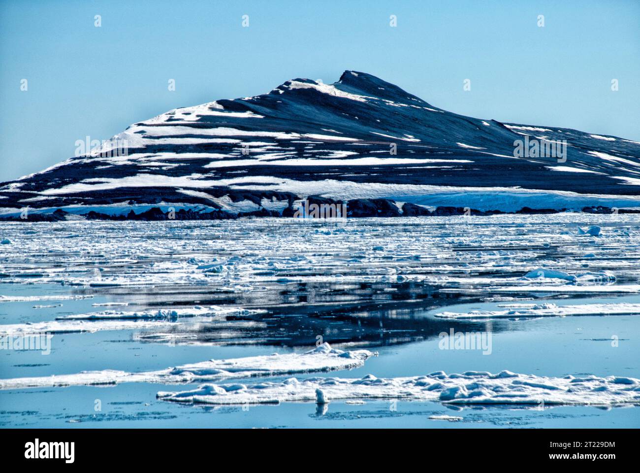 Montagnes et glace de mer à Svalbard, Norvège Banque D'Images