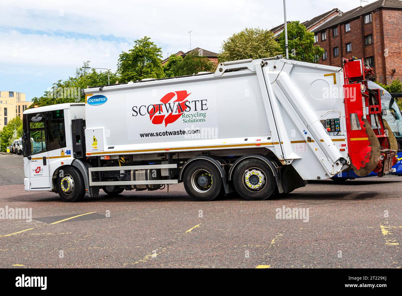 Un camion poubelle de Scotwaste Recycling Solutions conduit à Glasgow, en Écosse, au Royaume-Uni et en Europe Banque D'Images