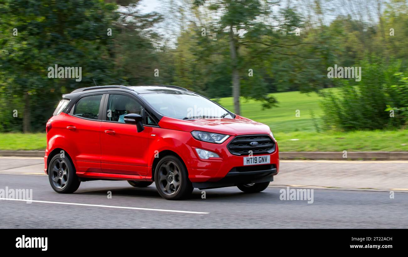 Milton Keynes, Royaume-Uni - Oct 16th 2023 : 2019 rouge Ford Ecosport conduisant sur une route anglaise. Banque D'Images