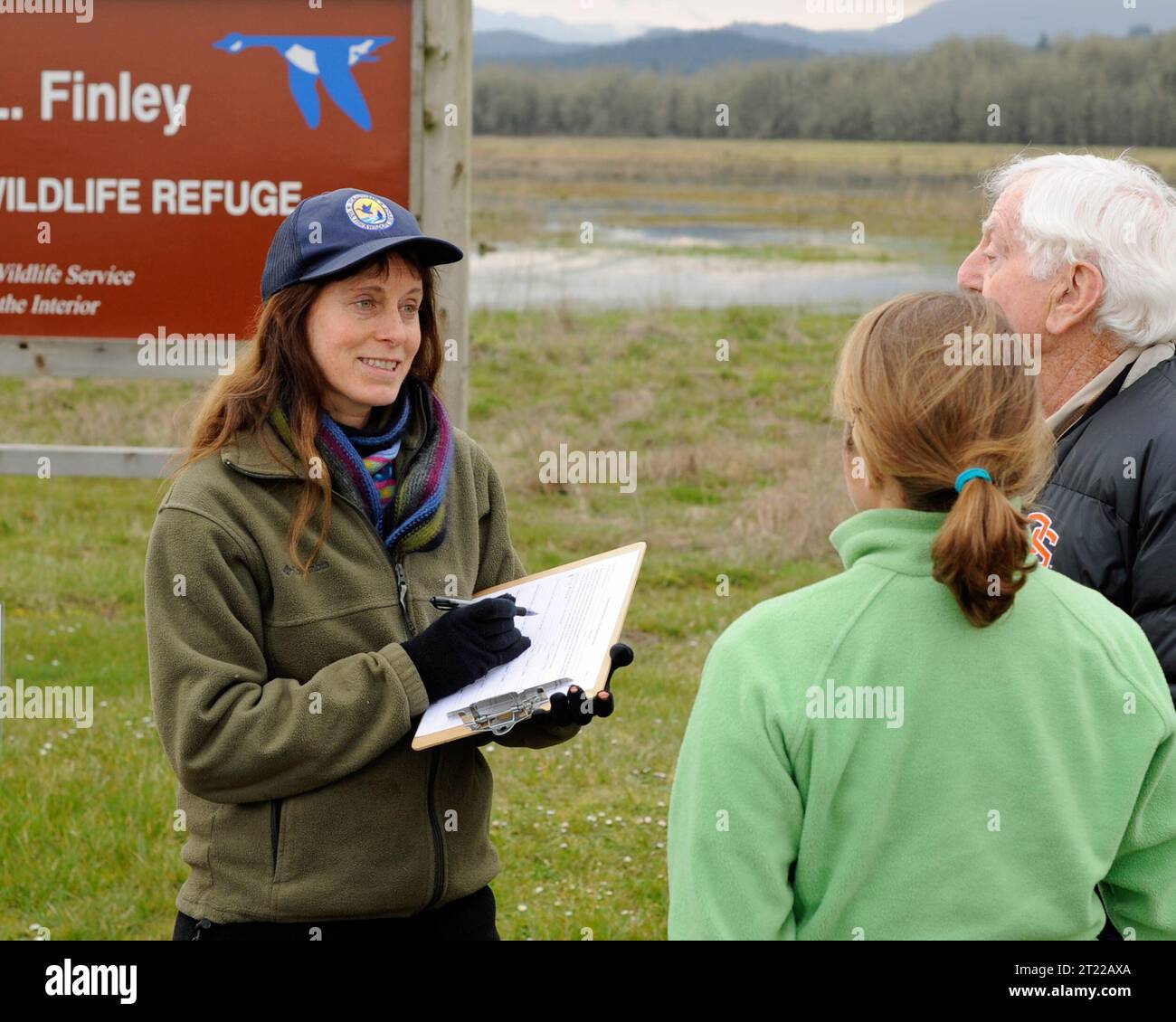 Un employé de l'USFWS effectue un sondage de satisfaction auprès des visiteurs de la réserve faunique nationale William L. Finley. Sujets : refuges fauniques ; Services aux visiteurs ; connecter les gens à la nature ; bénévoles. Localisation : Oregon. Site du Fish and Wildlife Service : REFUGE FAUNIQUE NATIONAL WILLIAM L. FINLEY. Banque D'Images