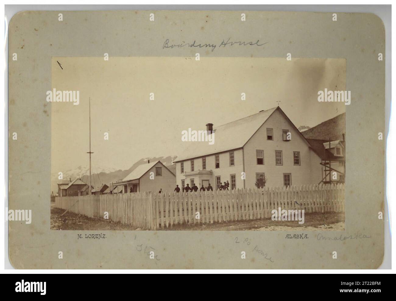 Cette photographie de 1886 montre Boundary House, un magasin et deux maisons de société à Ounalaska (aujourd'hui Unalaska), illustrant les premières structures commerciales et résidentielles. Banque D'Images
