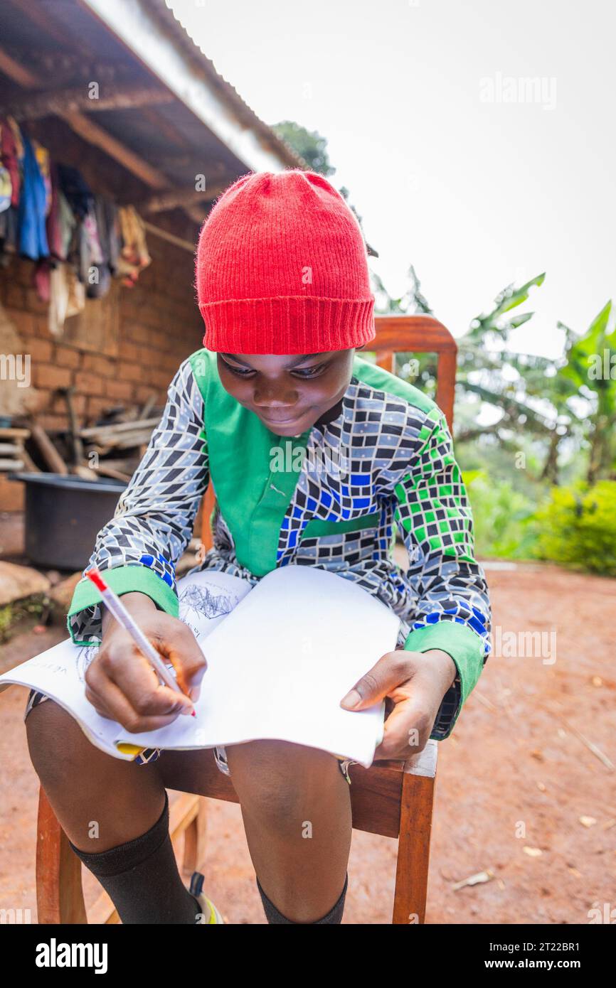 Un enfant africain fait ses devoirs dans le village, l’éducation au Cameroun Banque D'Images