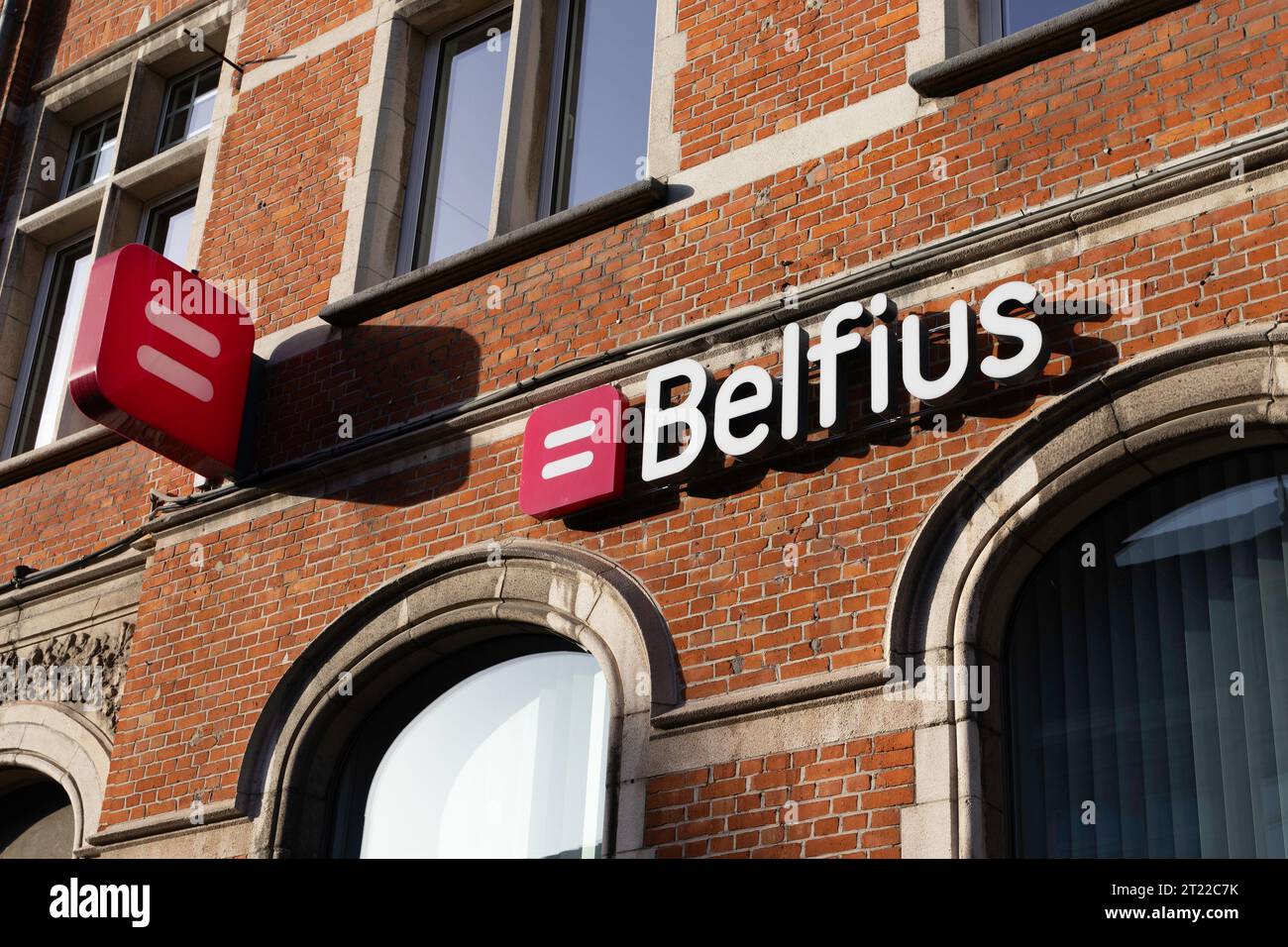 DENDERMONDE, BELGIQUE, 7 OCTOBRE 2023 : vue extérieure d'un bureau Belfius Bank and Insurance en Flandre. Belfius fournit des services financiers et était pu Banque D'Images