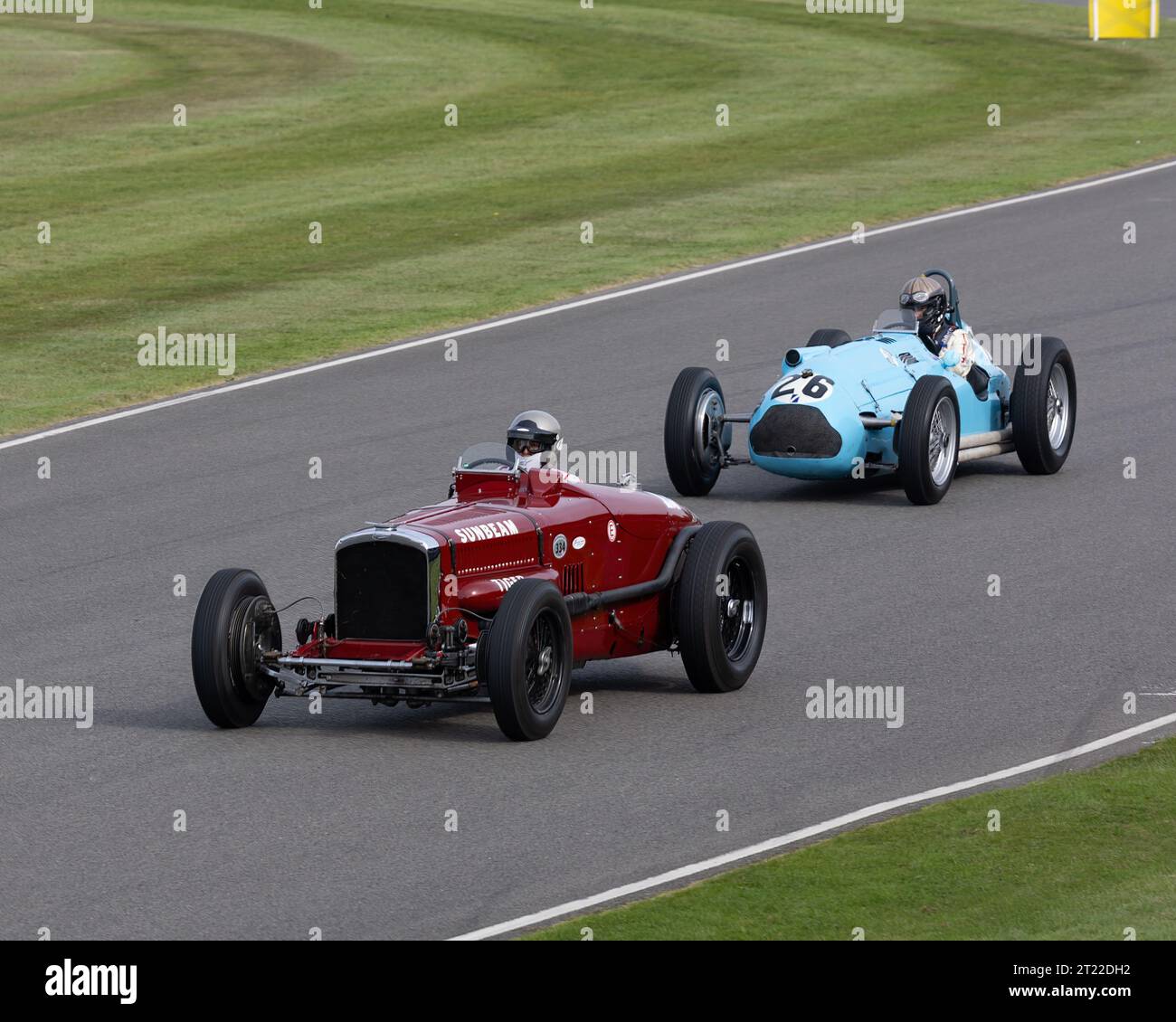 Vijay Mallya conduit la voiture de course Sunbeam Tiger 1925 devant une autre voiture au Goodwood Revival 2023 Banque D'Images