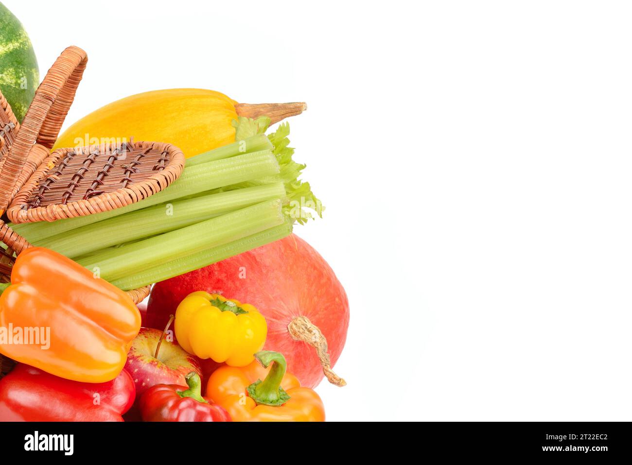 Ensemble de légumes et de fruits dans un panier en osier isolé sur fond blanc. Aliments sains biologiques. Espace libre pour le texte. Banque D'Images