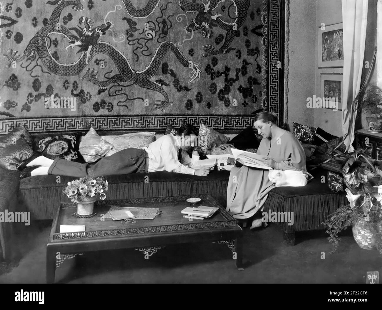 Fritz Lang. Photographie du réalisateur autrichien Fritz Lang avec sa femme, Thea von Harbou, dans leur appartement berlinois, vers 1923 Banque D'Images