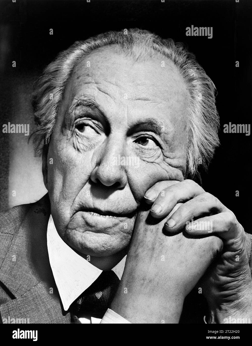 Frank Lloyd Wright (1867-1959), architecte, designer, écrivain et éducateur américain, portrait de la tête et des épaules regardant à droite, Al Ravenna, New York World-Telegram et The Sun Newspaper Photograph Collection, 1954 Banque D'Images