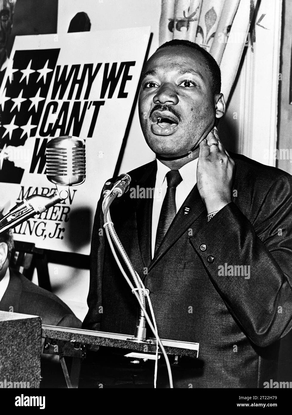 Martin Luther King, Jr., portrait en demi-longueur debout sur le podium lors de la conférence de presse, New York City, New York, USA, Walter Albertin, New York World-Telegram and the Sun Newspaper Photography Collection, 8 juin 1964 Banque D'Images