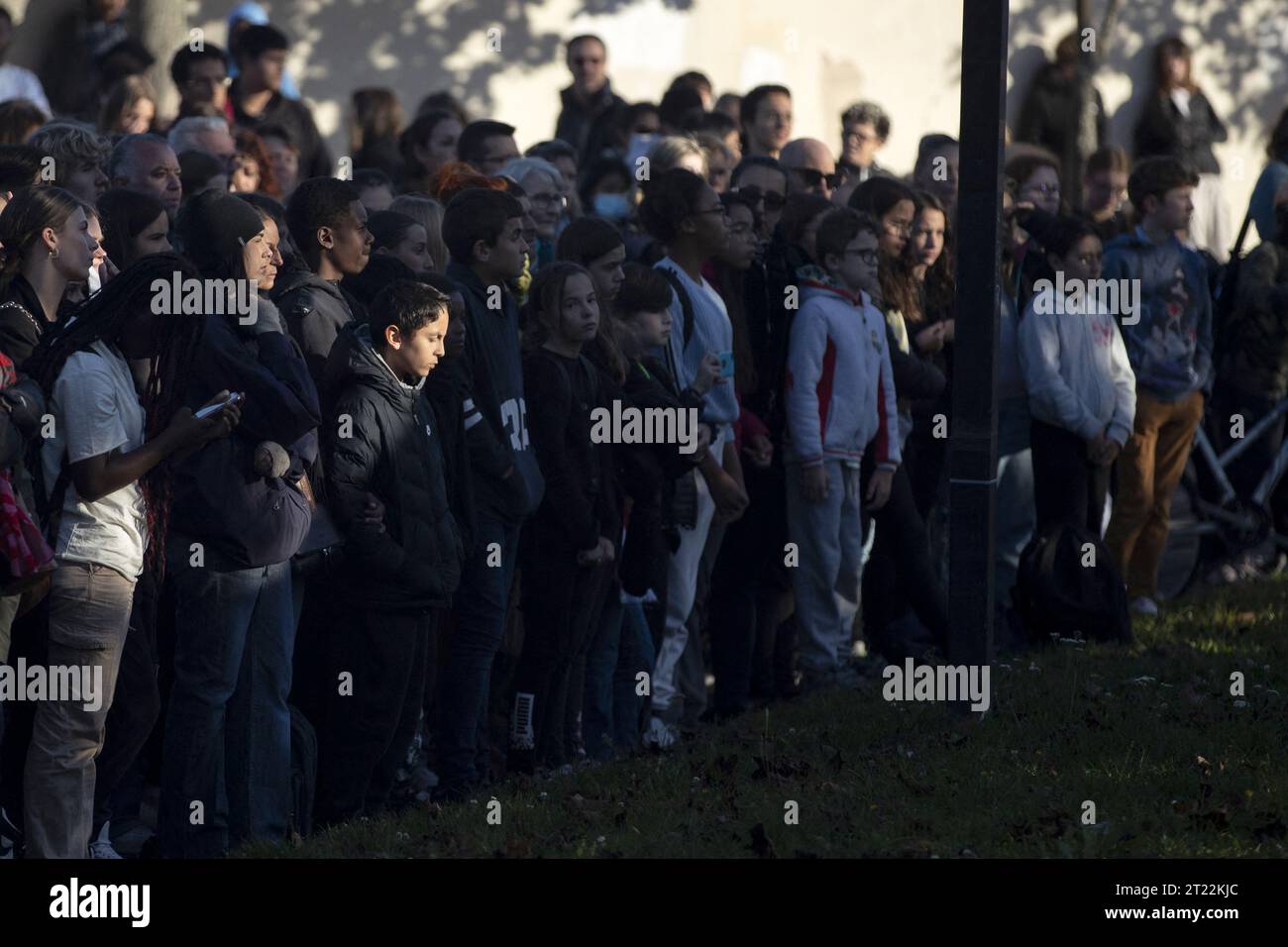 Conflans Sainte Honorine, France. 16 octobre 2023. VEUILLEZ MASQUER LES VISAGES DES ENFANTS AVANT LA PUBLICATION. Rassemblement devant le Collège Bois d'aulne en mémoire du professeur Samuel Paty, trois ans après sa mort. Conflans-Sainte-Honorine, le 16 octobre 2023. Photo de Jeremy Paoloni/ABACAPRESS.COM crédit : Abaca Press/Alamy Live News Banque D'Images