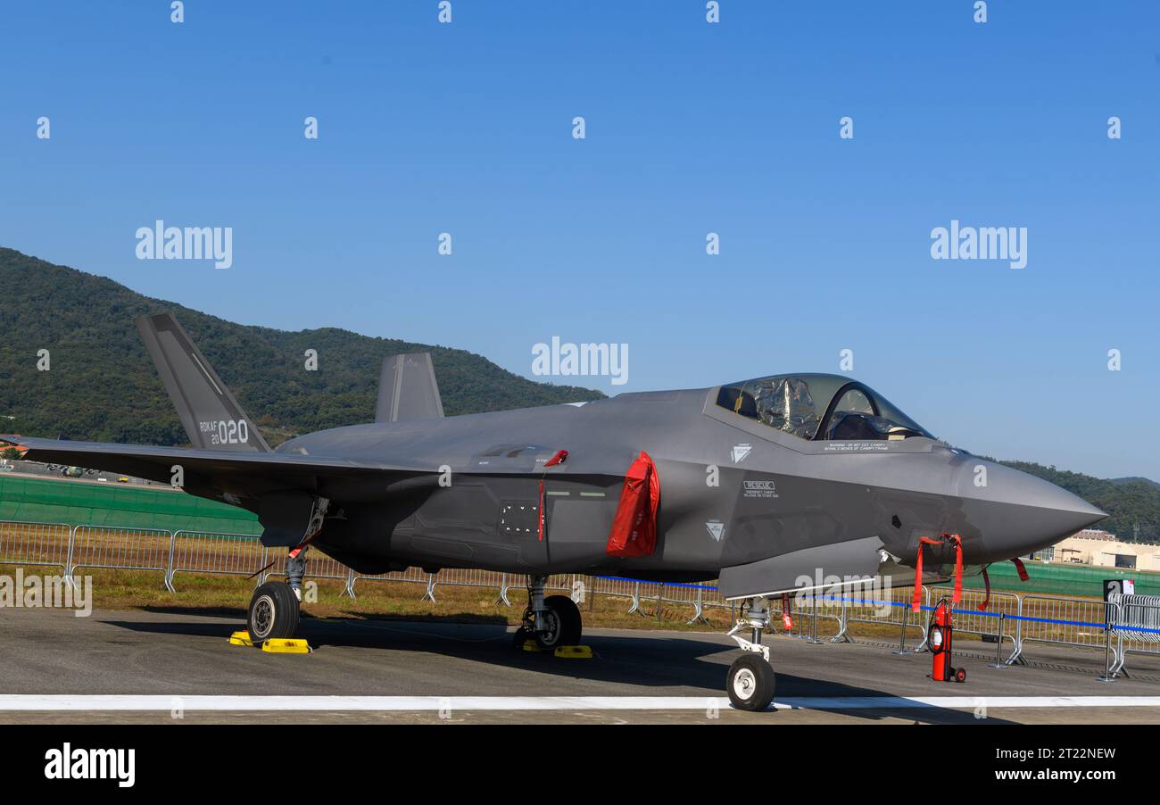 Seongnam, Corée du Sud. 16 octobre 2023. Avion de combat furtif multirôle F-35 Lightning II de Corée du Sud exposé lors d'une Journée des médias pour l'exposition internationale de l'aérospatiale et de la défense de Séoul (ADEX) 2023 qui s'est tenue à la base aérienne de Séoul à Seongnam, au sud de Séoul. Les organisateurs ont annoncé que l’exposition internationale de l’aérospatiale et de la défense de Séoul (ADEX) 2023 ouvrira ses portes à la base aérienne de Séoul à Seongnam du 17 au 22 octobre, et que 550 entreprises de 35 pays y participeront. (Photo Kim Jae-Hwan/SOPA image/Sipa USA) crédit : SIPA USA/Alamy Live News Banque D'Images