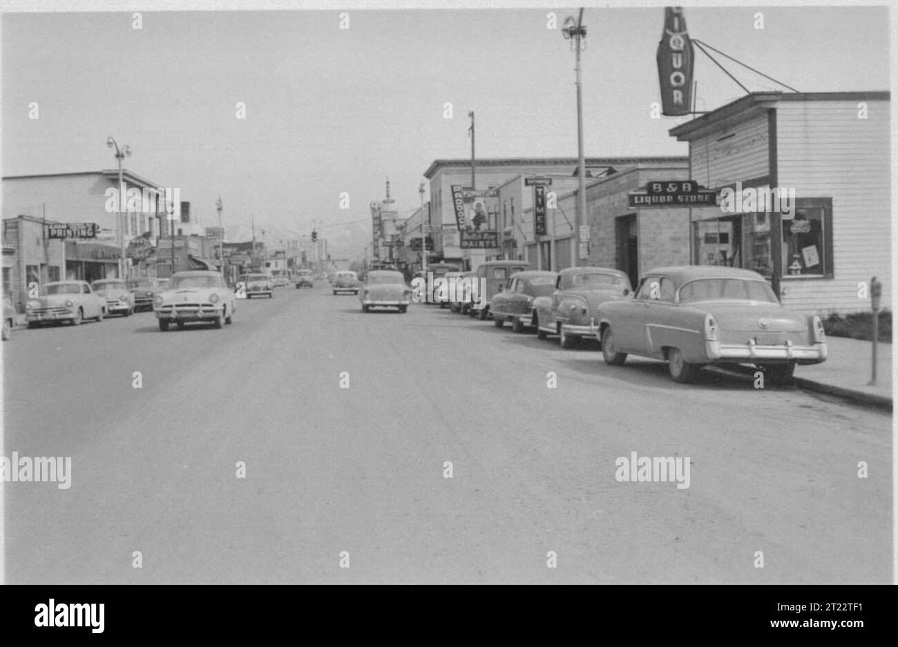 Une scène de rue du début des années 1950 de la 4e Avenue dans le centre-ville d'Anchorage, en Alaska, montre le développement urbain historique et l'architecture locale. Banque D'Images
