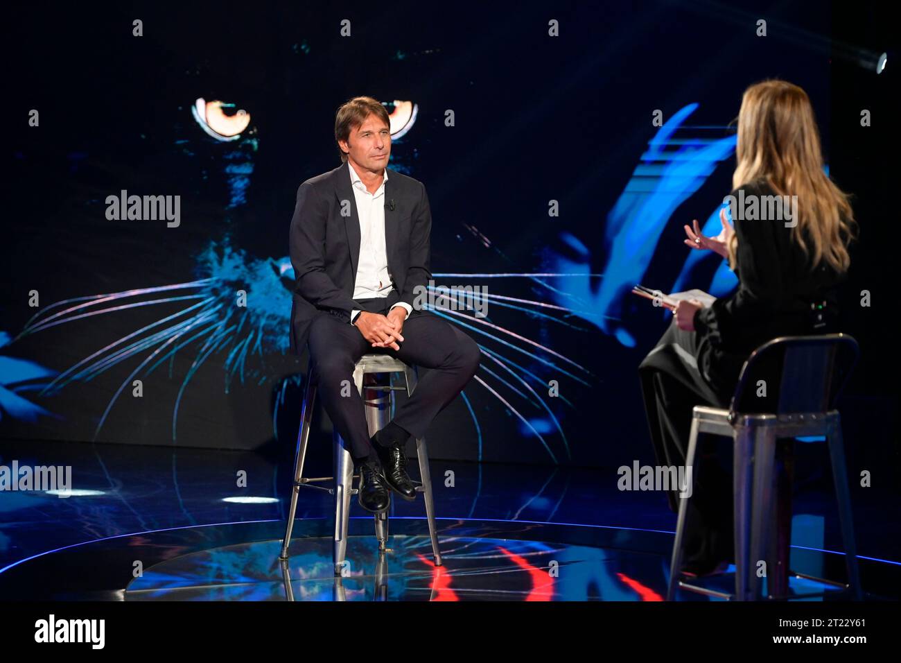 Rome, Italie. 12 octobre 2023. Antonio Conte (à gauche) et Francesca Fagnani (à droite) assistent au quatrième épisode du programme Rai tv Belve aux studios Fabrizio Frizzi. (Photo Mario Cartelli/SOPA Images/Sipa USA) crédit : SIPA USA/Alamy Live News Banque D'Images