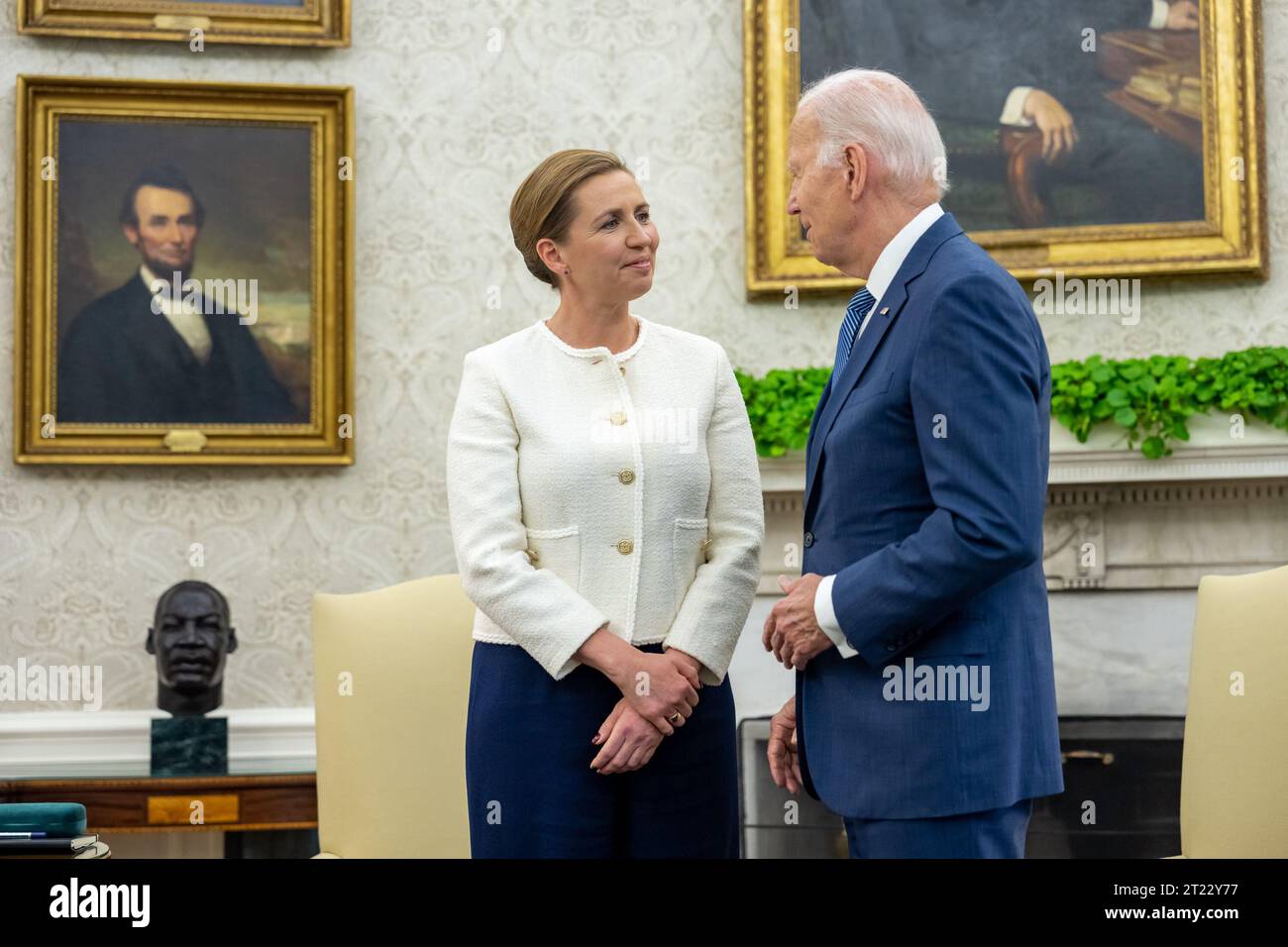 Le Président Joe Biden rencontre le Premier Ministre du Danemark mette Frederiksen, lundi 5 juin 2023, dans le Bureau ovale de la Maison Blanche. Banque D'Images