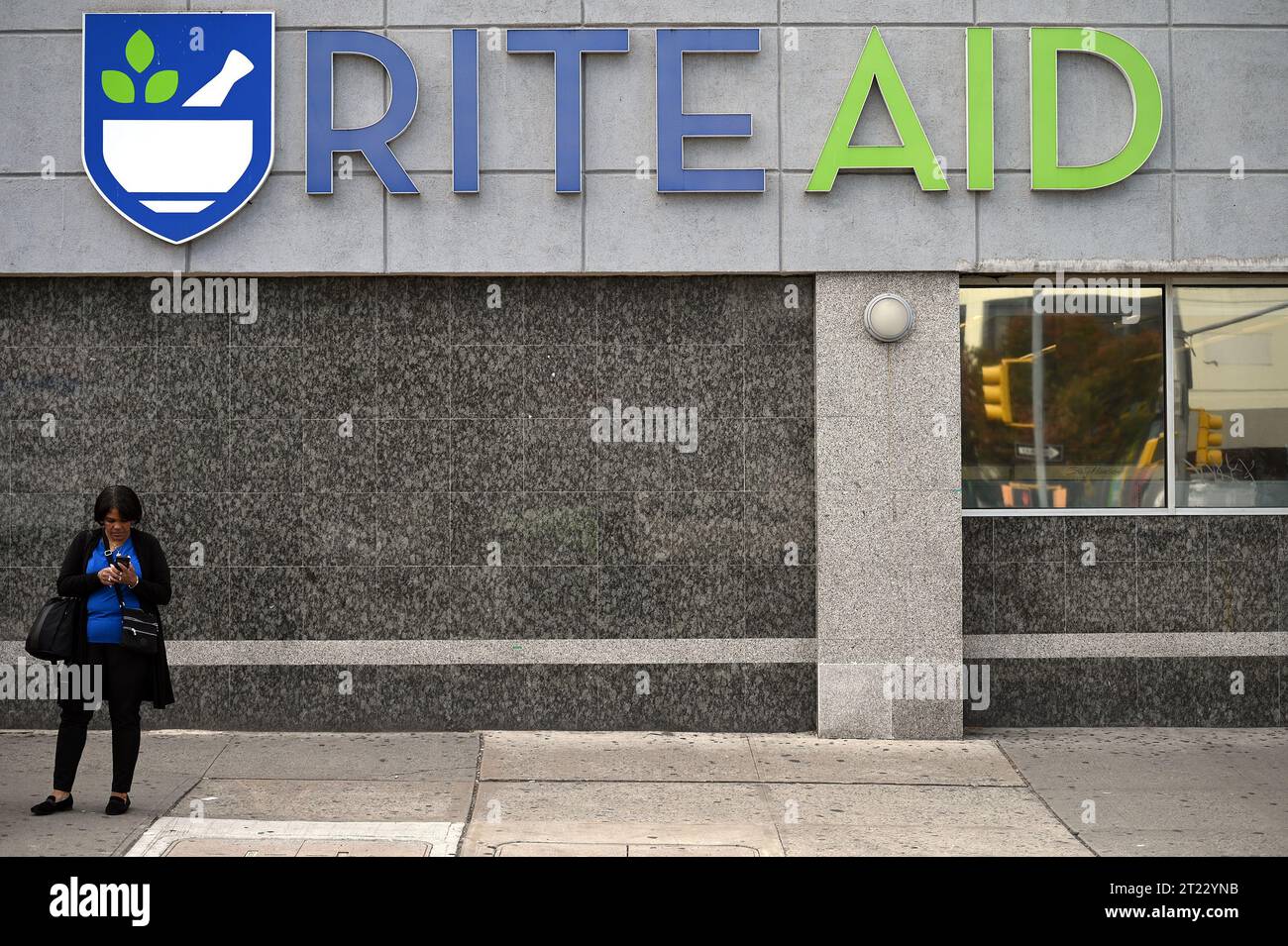 New York, ÉtatsUnis. 16 octobre 2023. Une personne attend à un arrêt