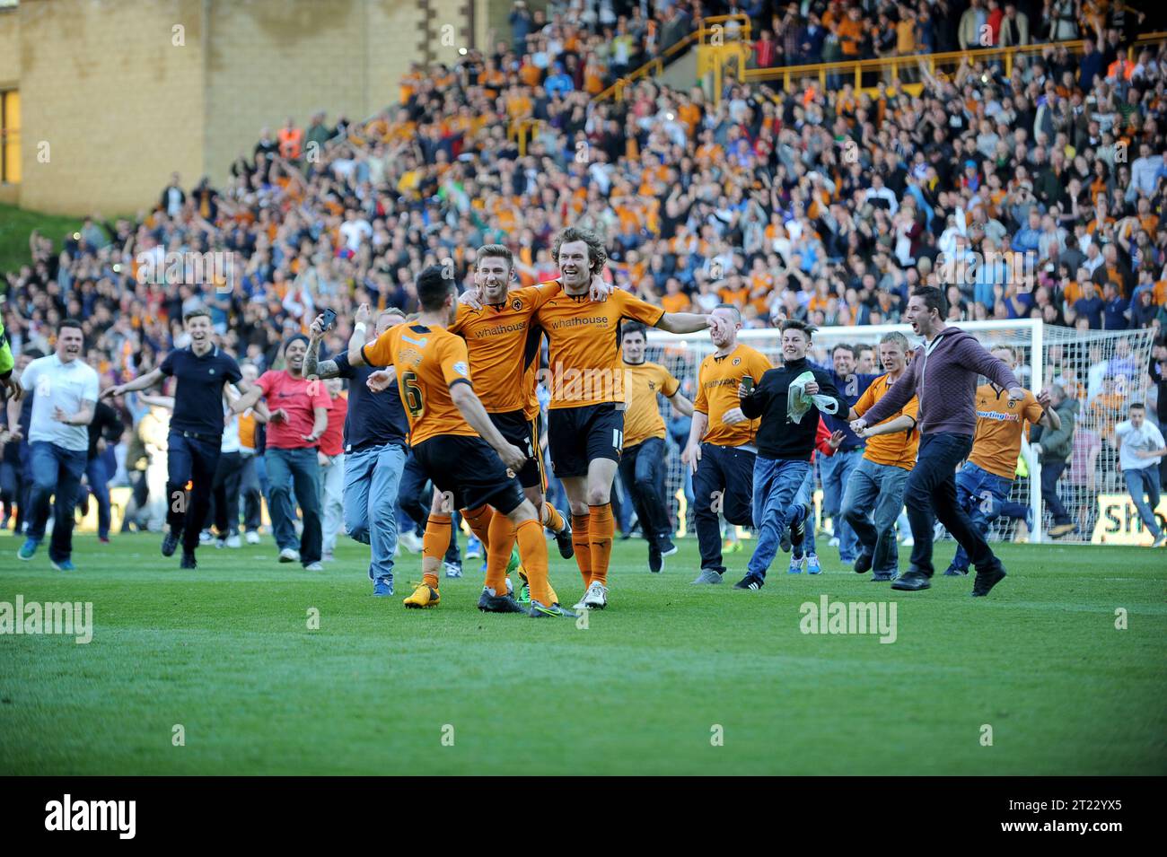 Loups footballeurs et fans célèbrent la promotion Sky Bet Football League One - Wolverhampton Wanderers v Rotherham United 18/04/2014 pitch invasion Banque D'Images