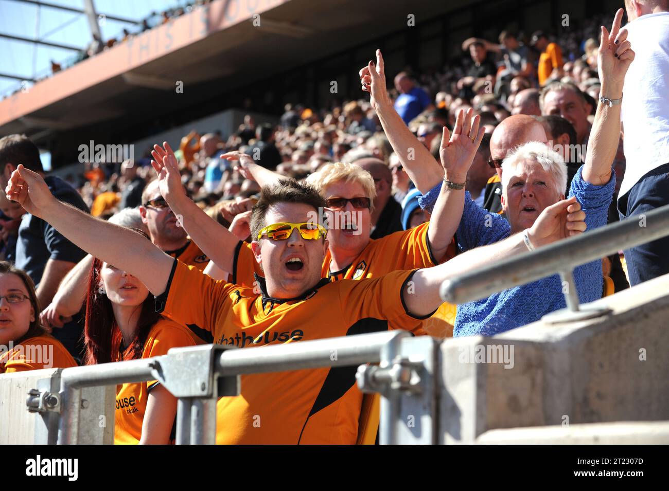 Les fans de loups célèbrent la promotion Sky Bet football League One - Wolverhampton Wanderers v Rotherham United 18/04/2014 Banque D'Images