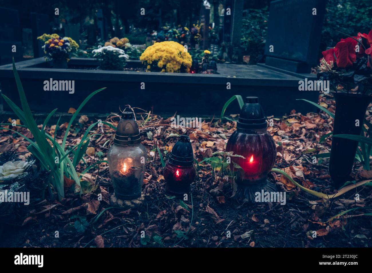 Célébration de la journée de toutes les âmes dans le cimetière, décoration tradiotionnelle sur la pierre tombale Banque D'Images