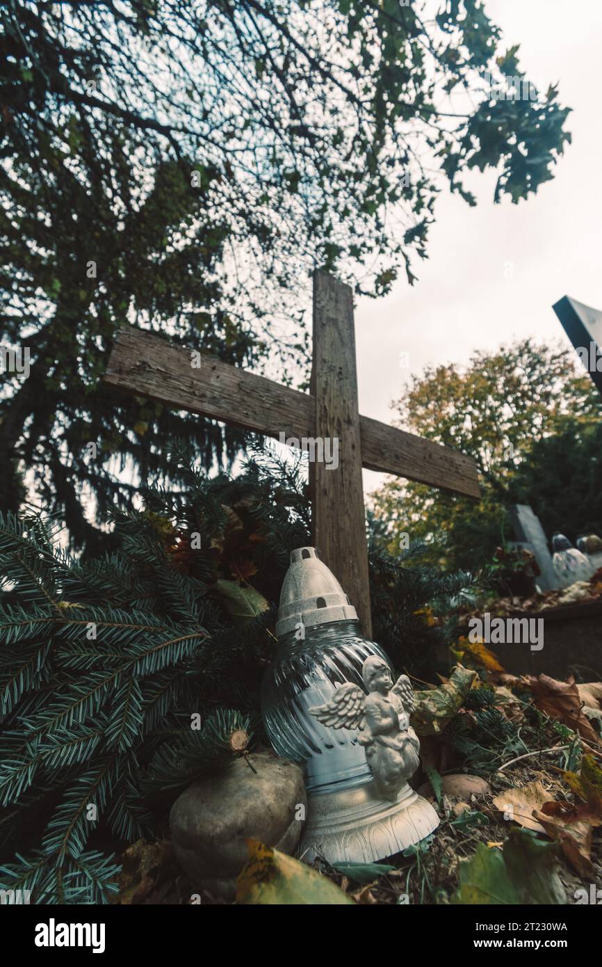 Célébration de la journée de toutes les âmes dans le cimetière, décoration tradiotionnelle sur la pierre tombale Banque D'Images