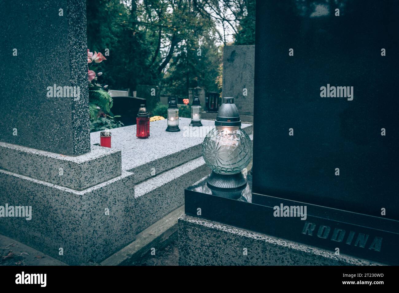 Célébration de la journée de toutes les âmes dans le cimetière, décoration tradiotionnelle sur la pierre tombale Banque D'Images