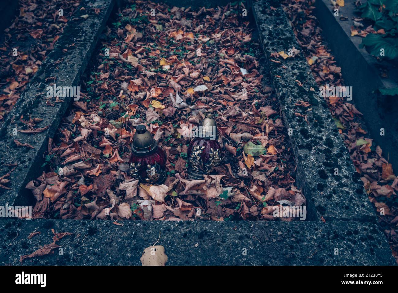 Célébration de la journée de toutes les âmes dans le cimetière, décoration tradiotionnelle sur la pierre tombale Banque D'Images