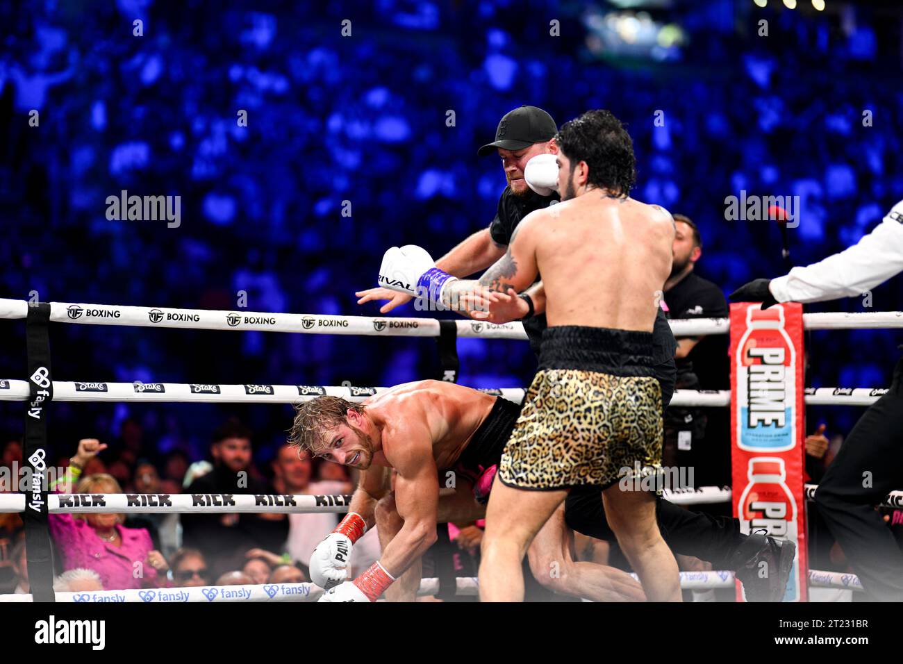 Manchester, Royaume-Uni. Dillon Danis tente une attaque de grappin sur Logan Paul lors de l'événement de boxe Prime Card à Manchester Arena. Paul a gagné par disqualification. Crédit : Benjamin Wareing / Alamy Live News Banque D'Images