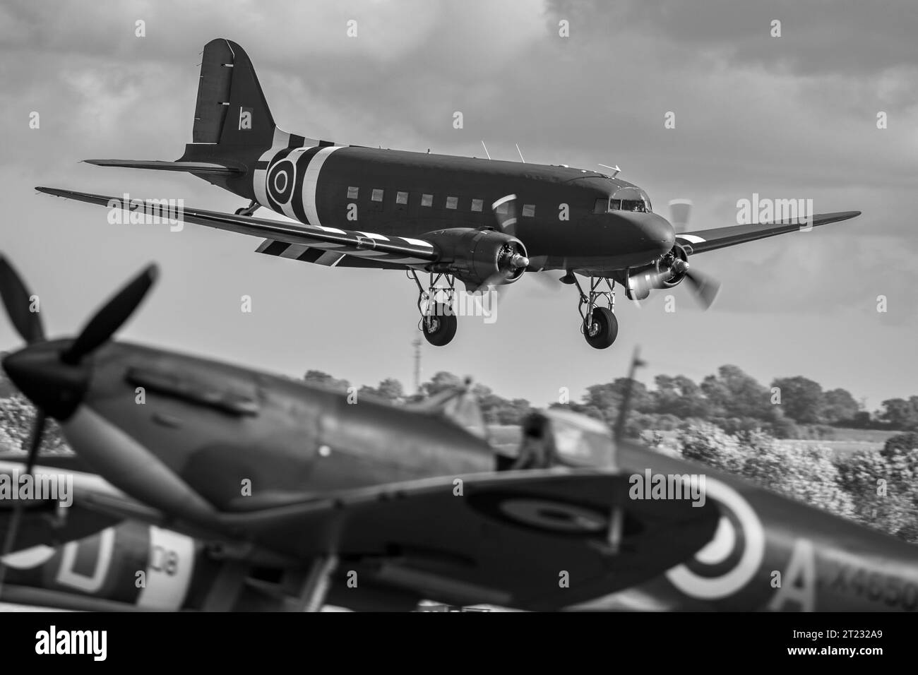 Dakota arrive sur terre au spectacle aérien de fin d'année de Duxford. Banque D'Images