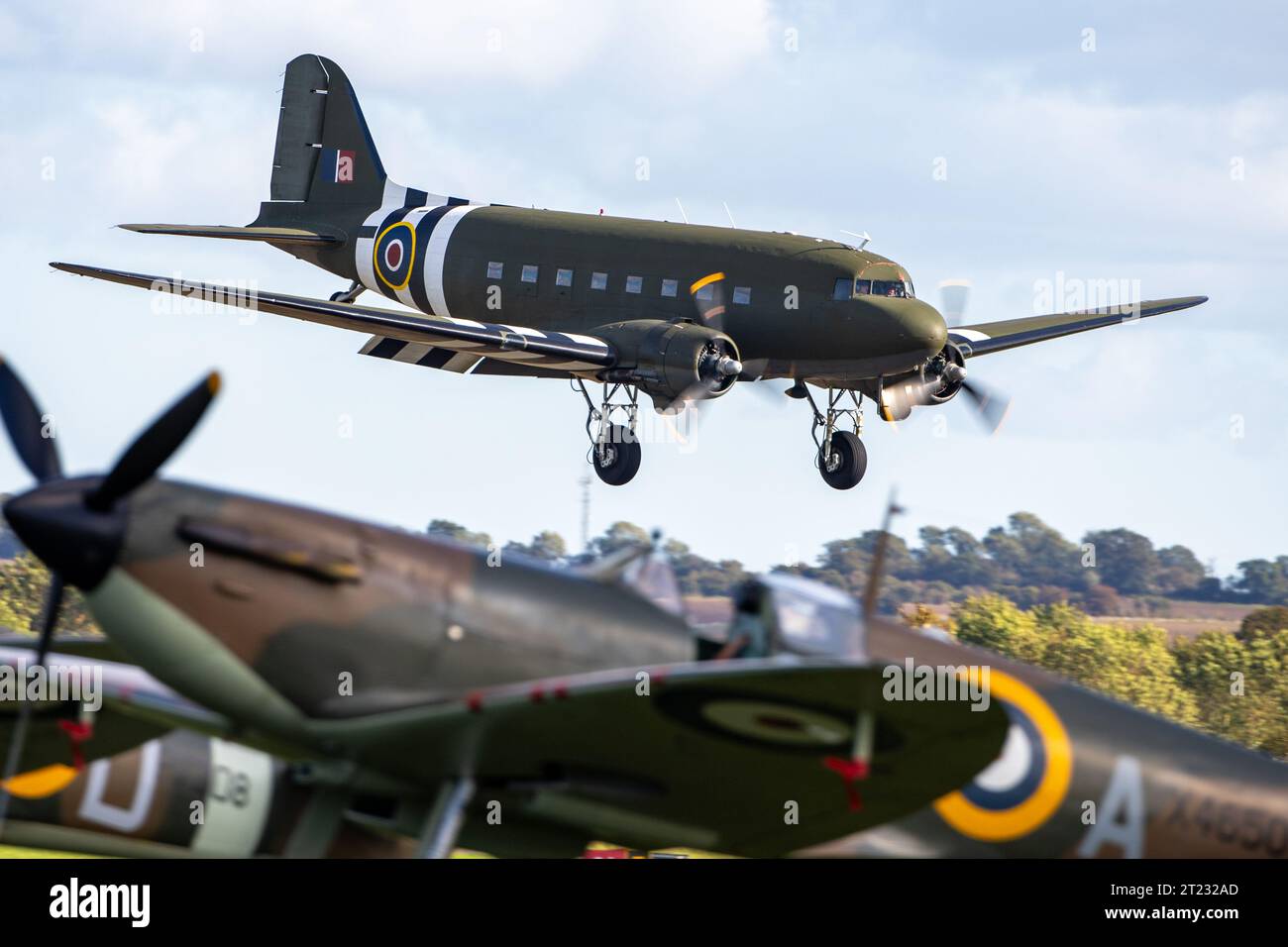 Dakota arrive sur terre au spectacle aérien de fin d'année de Duxford. Banque D'Images