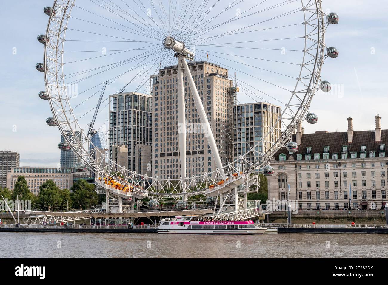 London Eye, ou la roue du Millénaire avec bateau de plaisance / taxi fluvial sur la Tamise Banque D'Images