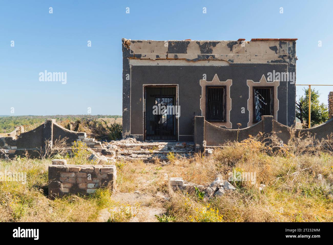 Campagne. Maison détruite par des bombardements. Guerre en Ukraine. Invasion russe de l'Ukraine. Destruction des infrastructures. Terreur de la population civile Banque D'Images