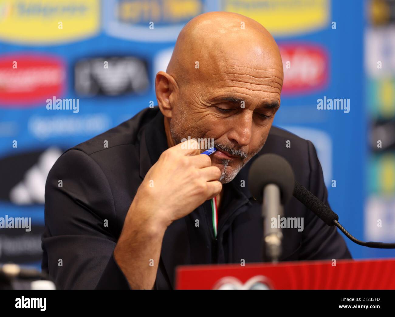 Le Manager italien Luciano Spalletti lors d'une conférence de presse au stade de Wembley, à Londres. Date de la photo : lundi 16 octobre 2023. Banque D'Images