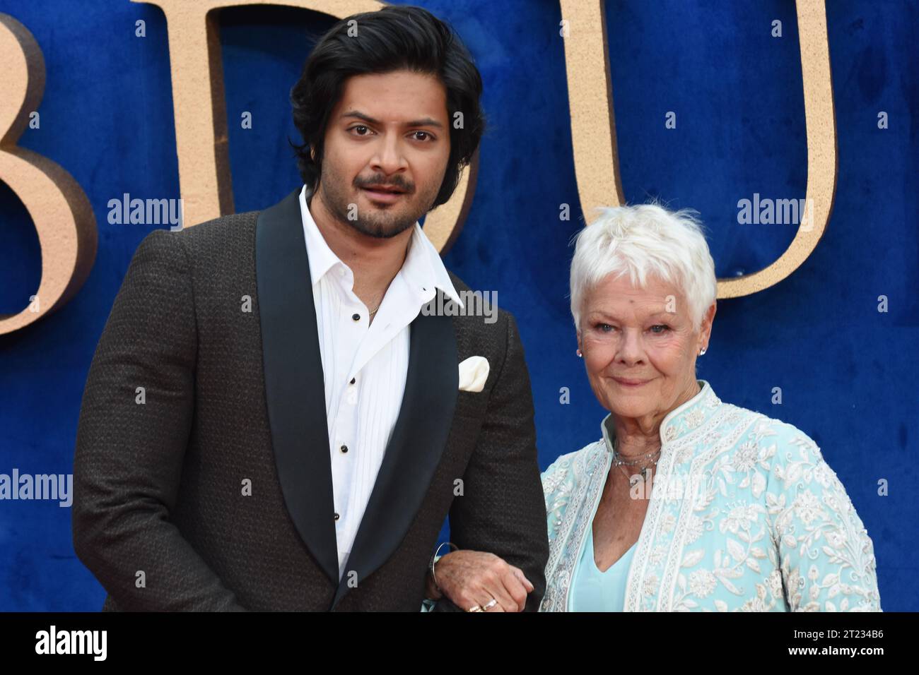 Ali Fazal, Dame Judi Dench, 'Victoria & Abdull' - première au Royaume-Uni, Odeon Leicester Square, Londres, Royaume-Uni Banque D'Images