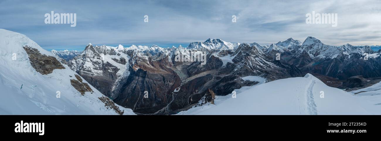 Mont Everest, Nuptse, Lhotse avec mur de la face sud, Makalu, Chamlang Belle vue panoramique d'un Haut Himalaya du haut site de camping de Mera Peak à 580 Banque D'Images