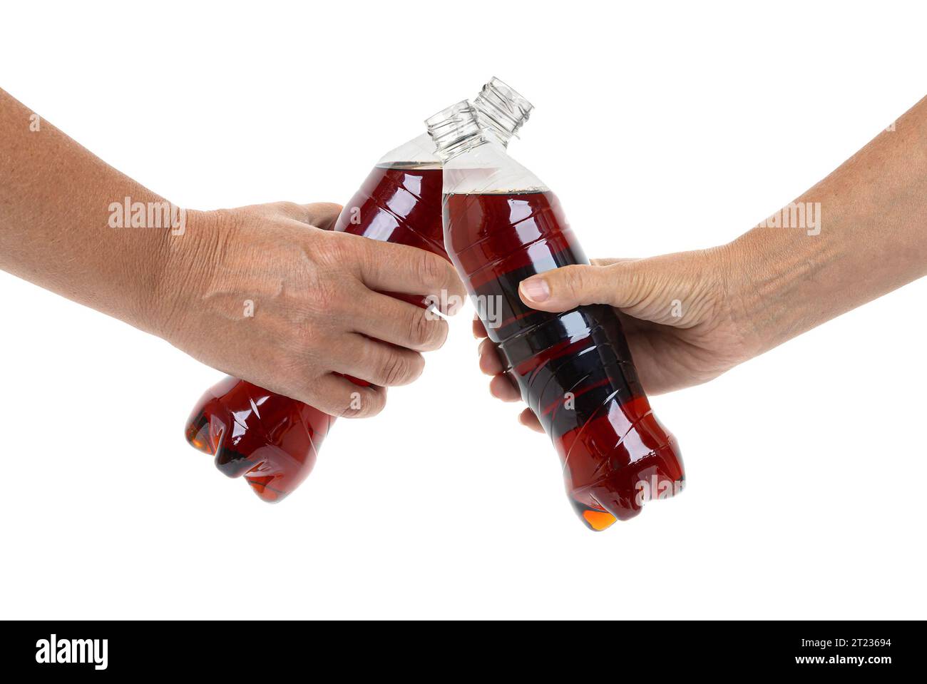 Gros plan recadré des mains d'un jeune couple, de deux amis, de la famille, d'un homme et d'une femme tenant des bouteilles transparentes, clinquant des verres, faisant toa Banque D'Images