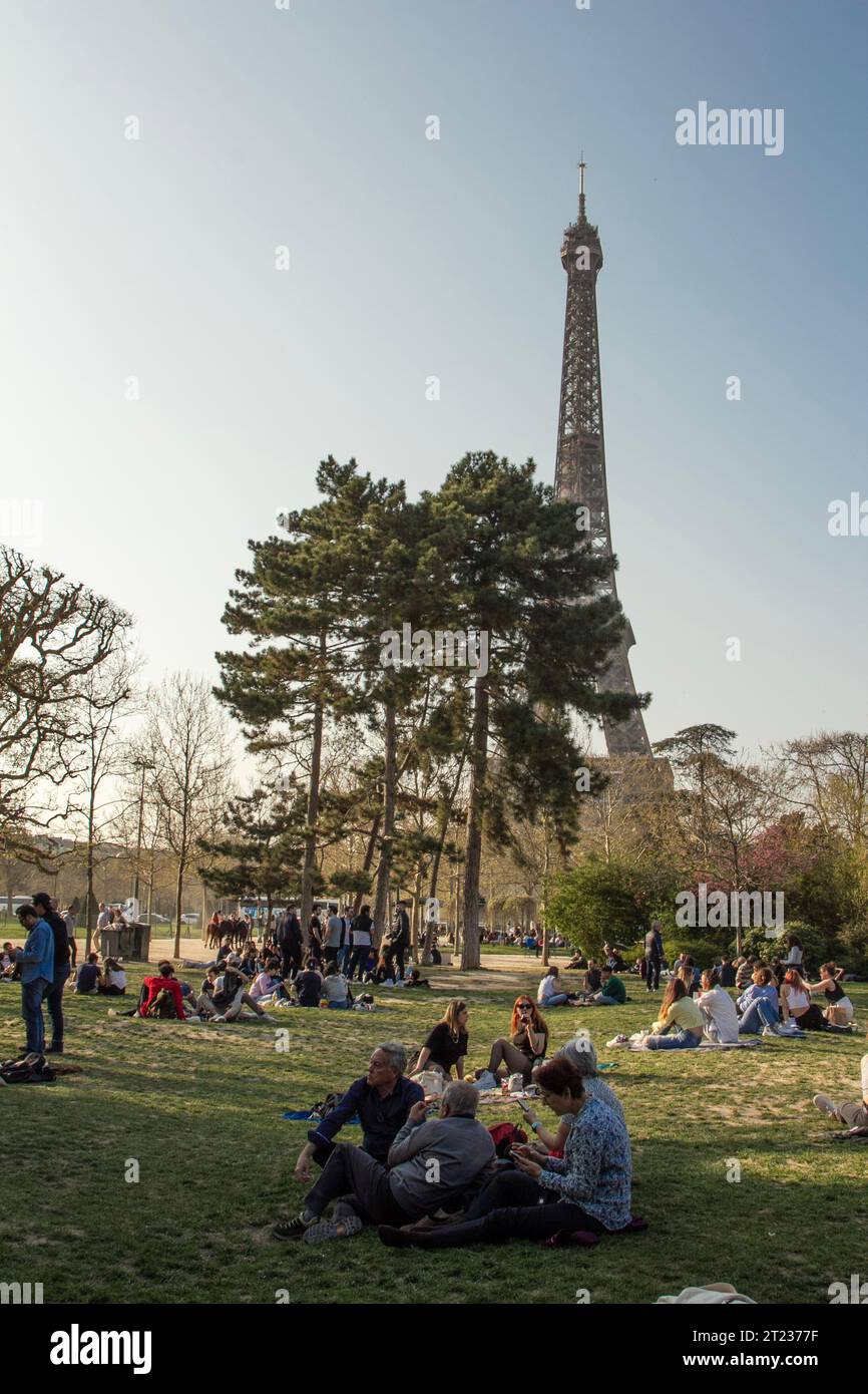 La Tour Eiffel, Paris, France au printemps avec des foules assises sur l'herbe. Banque D'Images