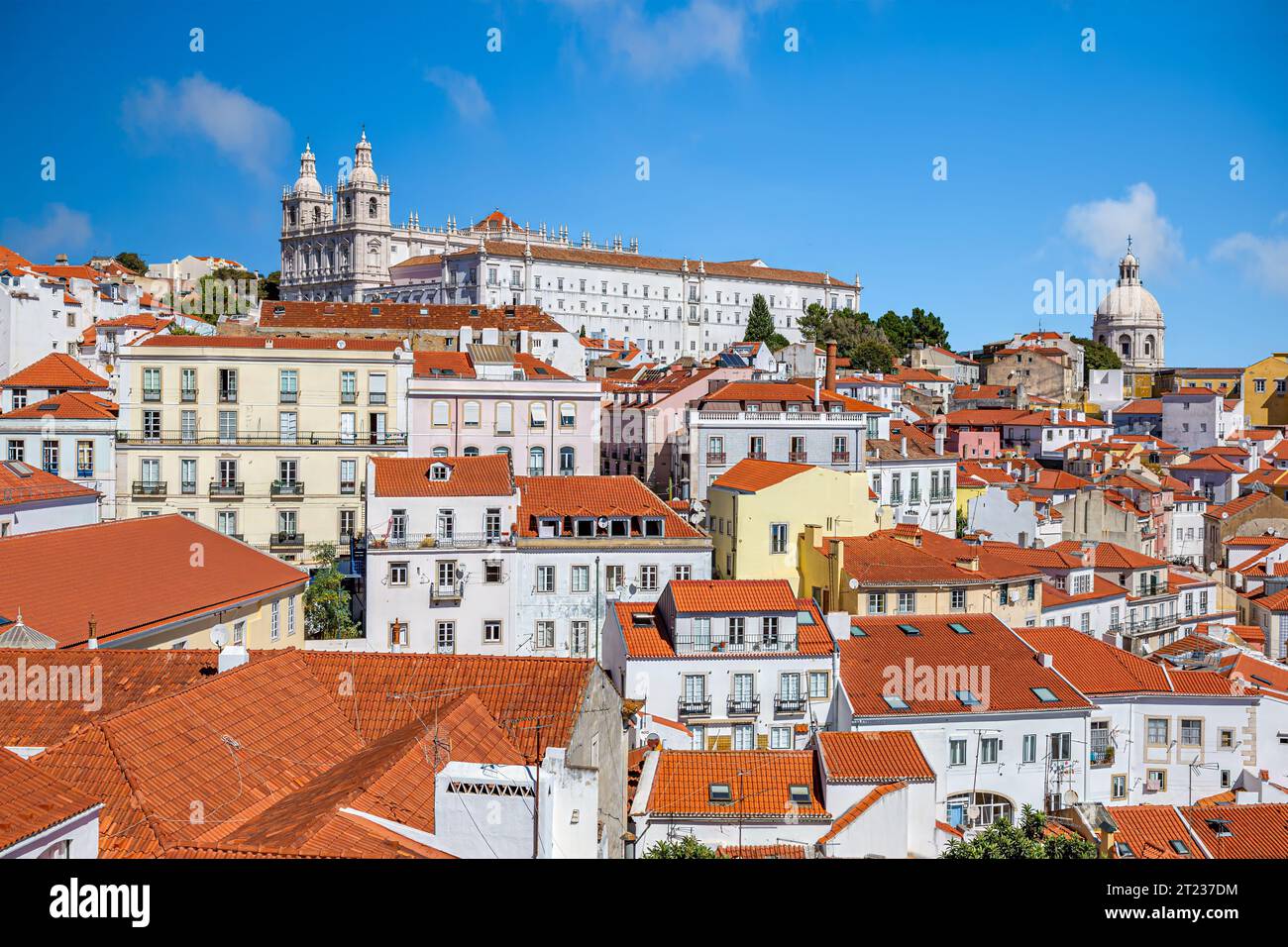 Photo sur les toits de la vieille ville de Lisboa avec l'église de Sao Vicennte de Fora et Igreja de Santa Engracia Banque D'Images