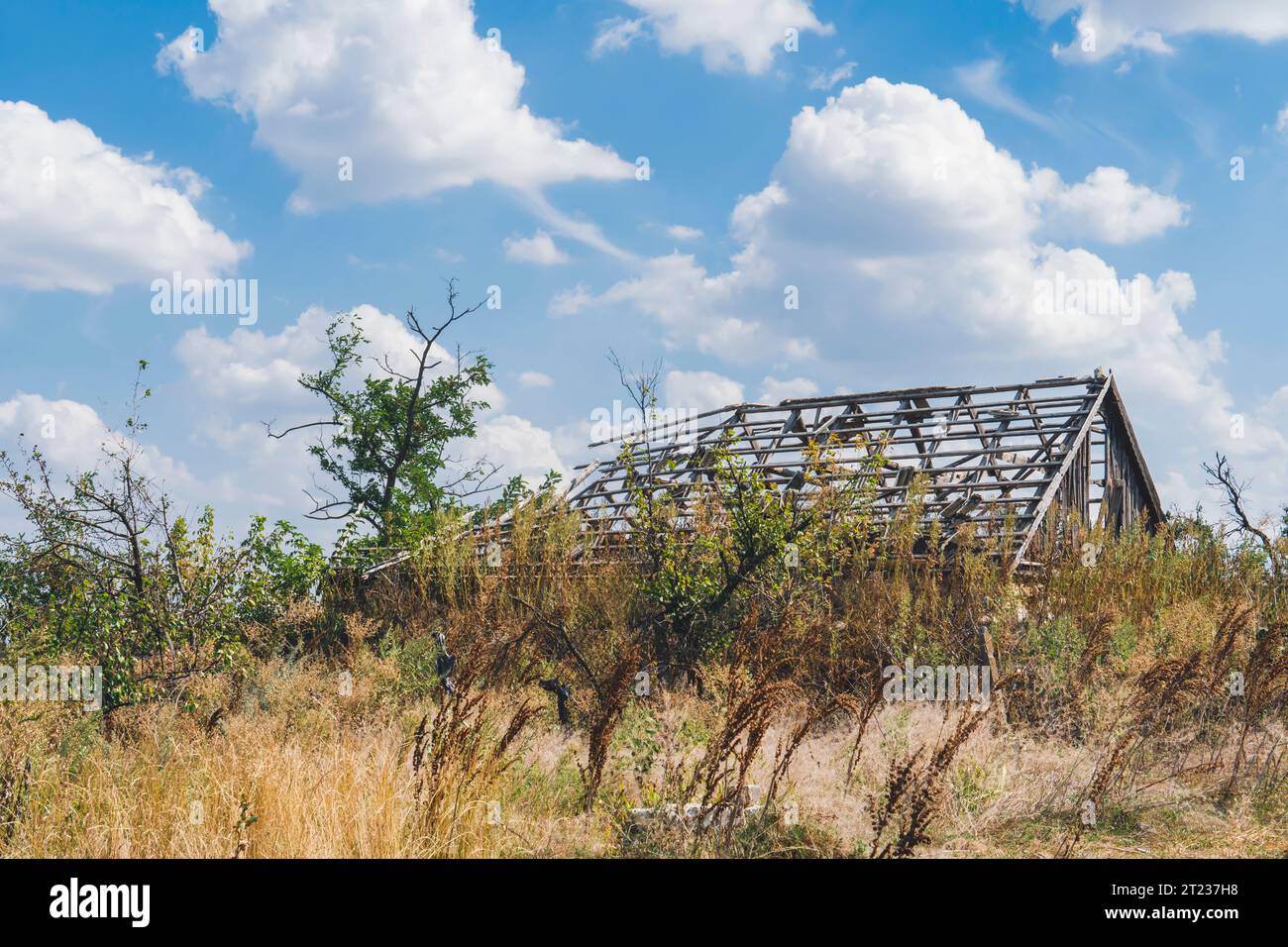 Campagne. Maison détruite par des bombardements. Guerre en Ukraine. Invasion russe de l'Ukraine. Destruction des infrastructures. Terreur de la population civile Banque D'Images