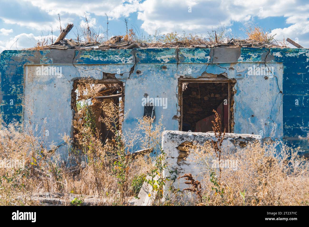 Campagne. Maison détruite par des bombardements. Guerre en Ukraine. Invasion russe de l'Ukraine. Destruction des infrastructures. Terreur de la population civile Banque D'Images