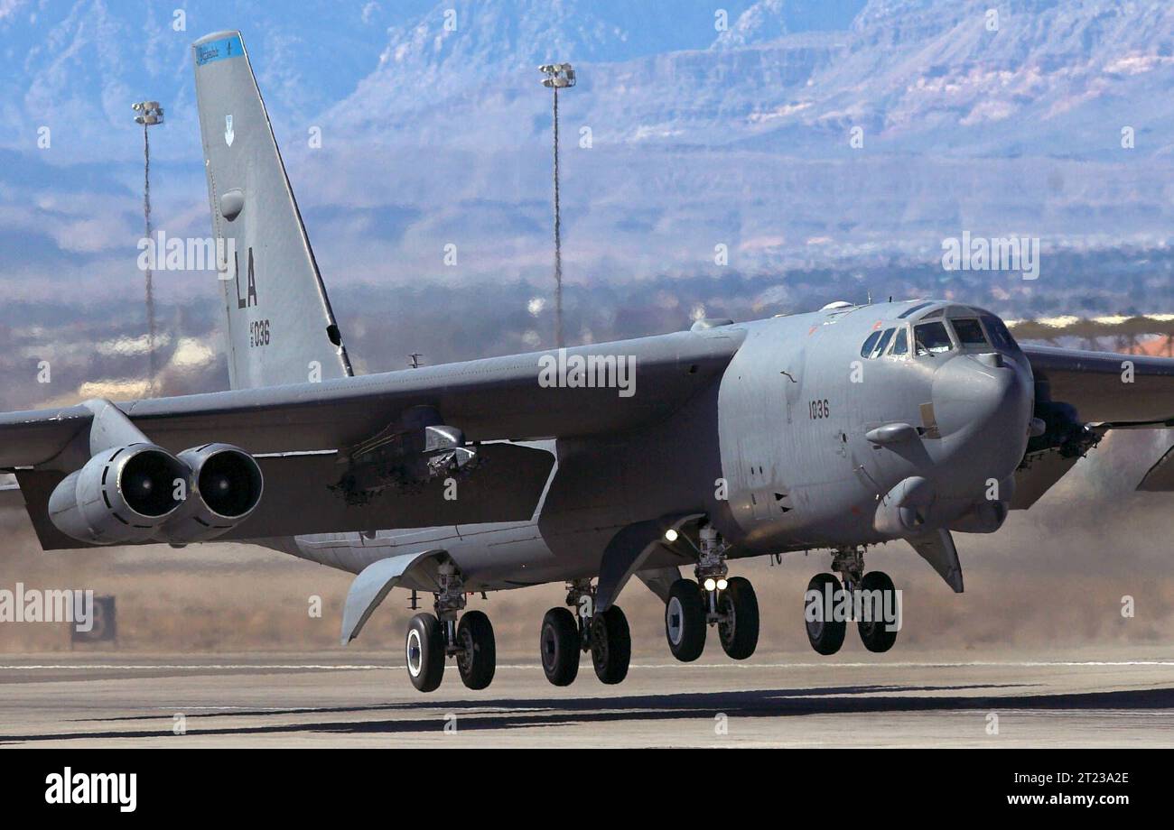 Ein Langstreckenbomber der US Air Force vom Typ Boeing B-52 Stratofortress beim Start von der Nellis Air Force base BEI Las Vegas während einer Red Flag Übung. Ein Langstreckenbomber der US Air Force vom Typ Boeing B-52 Stratofortress beim Start von der Nellis Air Force base BEI Las Vegas während einer Red Flag Übung. Las Vegas Nevada Vereinigte Staaten von Amerika *** Un bombardier long rayon d'action Boeing B 52 Stratofortress de l'US Air Force au décollage de la base aérienne de Nellis près de Las Vegas lors d'un exercice drapeau rouge Un bombardier long rayon d'action Boeing B 52 Stratofortress de l'US Air Force au décollage de Nellis Air F. Banque D'Images